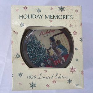 HOLIDAY MEMORIES 1996 CHRISTMAS ORNAMENT